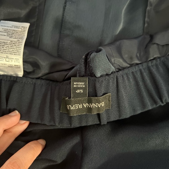 Banana Republic pants featuring sleek  stripes running down each side. - Picture 2 of 5